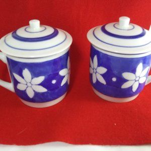 Blue and white mugs with lids IDG